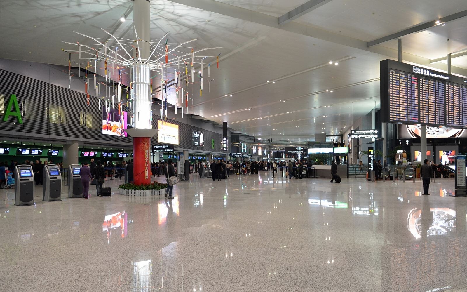 Sân bay rộng rãi với nhiều quầy check-in 